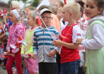 13.7.2015 Kielce. Roztańczony korowód uczestników Festiwalu Harcerskiego przeszedł ulicami Kielc. Prezydent wręczył harcerzom klucze do miasta. / Wojciech Habdas / Radio Kielce