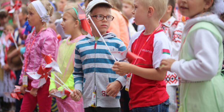 13.7.2015 Kielce. Roztańczony korowód uczestników Festiwalu Harcerskiego przeszedł ulicami Kielc. Prezydent wręczył harcerzom klucze do miasta. / Wojciech Habdas / Radio Kielce