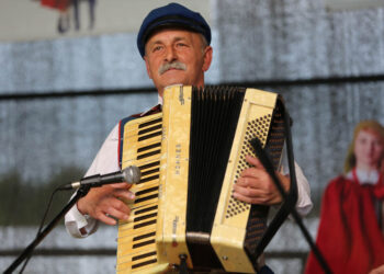 24.5.2015 Tokarnia. Koncert "Jawor – u źródeł kultury" w Tokarni. Stefan Wyczyński z kapelą (Lubcza) / Wojciech Habdas / Radio Kielce