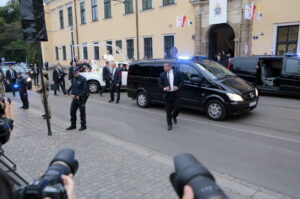 27.06.2016. Papież Franciszek w oknie papieskim na Franciszkańskiej 3 / Włodzimierz Batóg / Radio Kielce