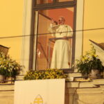 27.06.2016. Papież Franciszek w oknie papieskim na Franciszkańskiej 3 / Włodzimierz Batóg / Radio Kielce