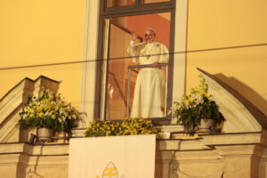 27.06.2016. Papież Franciszek w oknie papieskim na Franciszkańskiej 3 / Włodzimierz Batóg / Radio Kielce