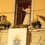 27.06.2016. Papież Franciszek w oknie papieskim na Franciszkańskiej 3 / Włodzimierz Batóg / Radio Kielce