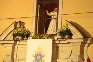 27.06.2016. Papież Franciszek w oknie papieskim na Franciszkańskiej 3 / Włodzimierz Batóg / Radio Kielce