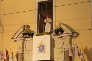 27.06.2016. Papież Franciszek w oknie papieskim na Franciszkańskiej 3 / Włodzimierz Batóg / Radio Kielce