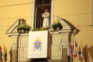 27.06.2016. Papież Franciszek w oknie papieskim na Franciszkańskiej 3 / Włodzimierz Batóg / Radio Kielce