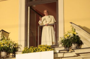 27.06.2016. Papież Franciszek w oknie papieskim na Franciszkańskiej 3 / Włodzimierz Batóg / Radio Kielce