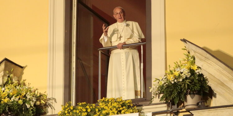 27.06.2016. Papież Franciszek w oknie papieskim na Franciszkańskiej 3 / Włodzimierz Batóg / Radio Kielce