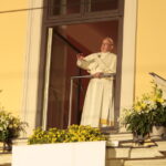 27.06.2016. Papież Franciszek w oknie papieskim na Franciszkańskiej 3 / Włodzimierz Batóg / Radio Kielce