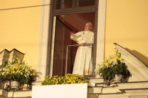 27.06.2016. Papież Franciszek w oknie papieskim na Franciszkańskiej 3 / Włodzimierz Batóg / Radio Kielce