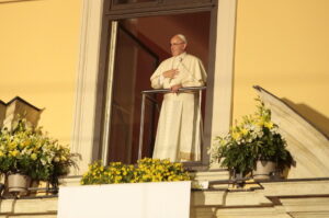 27.06.2016. Papież Franciszek w oknie papieskim na Franciszkańskiej 3 / Włodzimierz Batóg / Radio Kielce