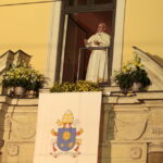 27.06.2016. Papież Franciszek w oknie papieskim na Franciszkańskiej 3 / Włodzimierz Batóg / Radio Kielce