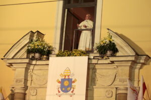 27.06.2016. Papież Franciszek w oknie papieskim na Franciszkańskiej 3 / Włodzimierz Batóg / Radio Kielce