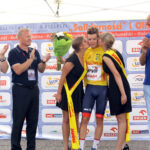 1.7.2016 Kielce. 27 Międzynarodowy Wyścig Kolarski Solidarności i Olimpijczyków. Finał 4 etapu.  Na podium lider wyścigu, po 4 etapach Paweł Franczak. / Wojciech Habdas / Radio Kielce