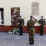 04.07.2016 Kielce. Prezydent Andrzej Duda złożył kwiaty pod kamienicą Planty 7/9 / Wojciech Habdas / Radio Kielce