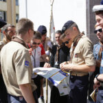 20.7.2016 Kielce. Francuscy skauci po mszy w kościele akademickim wyruszyli pieszo do Chęcin. / Wojciech Habdas / Radio Kielce