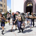 20.7.2016 Kielce. Francuscy skauci po mszy w kościele akademickim wyruszyli pieszo do Chęcin. / Wojciech Habdas / Radio Kielce