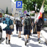 20.7.2016 Kielce. Francuscy skauci po mszy w kościele akademickim wyruszyli pieszo do Chęcin. / Wojciech Habdas / Radio Kielce