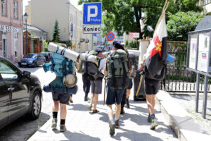 20.7.2016 Kielce. Francuscy skauci po mszy w kościele akademickim wyruszyli pieszo do Chęcin. / Wojciech Habdas / Radio Kielce