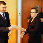 20.07.2016 Kielce. Wojewoda Świętokrzyski wręczyła kolejne promesy / Wojciech Habdas / Radio Kielce