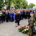 04.07.2016 Kielce. Prezydent Andrzej Duda złożył kwiaty pod kamienicą Planty 7/9 / Wojciech Habdas / Radio Kielce