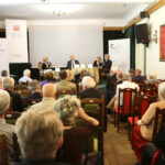 „Badacze wobec wydarzeń w Kielcach 4 lipca 1946 r." którą moderowała Dorota Koczwańska-Kalita (delegatura IPN w Kielcach). Uczestnikami debaty byli dr hab. Grzegorz Berendt (oddział IPN w Gdańsku), dr. hab. Bożena Szaynok (Uniwersytet Wrocławski), dr Ryszard Śmietanka-Kruszelnicki (delegatura IPN w Kielcach). / Wojciech Habdas / Radio Kielce