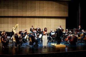 4.7.2016 Kielce. "Sinfonia Varsovia" zwieńczyła obchody 70. Rocznicy Pogromu Kieleckiego. Orkiestrę poprowadził Jerzy Maksymiuk. / Radio Kielce