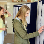 6.7.2016 Kielce. W środę szkoły ponadgimnazjalne wywiesiły listy przyjętych do pierwszych klas. n/z V LO im. ks. Piotra Ściegiennego / Wojciech Habdas / Radio Kielce