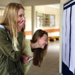 6.7.2016 Kielce. W środę szkoły ponadgimnazjalne wywiesiły listy przyjętych do pierwszych klas. n/z V LO im. ks. Piotra Ściegiennego / Wojciech Habdas / Radio Kielce