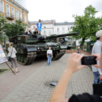 9.7.2016 Kielce. Drugi dzień pikniku na placu Wolności. W całym kraju odbywają się prezentacje sprzętu wojskowego, a okazją jest trwający w Warszawie szczyt NATO. / Wojciech Habdas / Radio Kielce