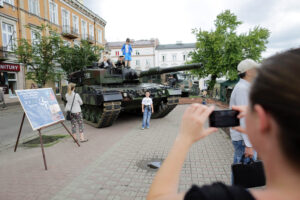 9.7.2016 Kielce. Drugi dzień pikniku na placu Wolności. W całym kraju odbywają się prezentacje sprzętu wojskowego, a okazją jest trwający w Warszawie szczyt NATO. / Wojciech Habdas / Radio Kielce