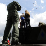 9.7.2016 Kielce. Drugi dzień pikniku na placu Wolności. W całym kraju odbywają się prezentacje sprzętu wojskowego, a okazją jest trwający w Warszawie szczyt NATO. / Wojciech Habdas / Radio Kielce