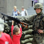 9.7.2016 Kielce. Drugi dzień pikniku na placu Wolności. W całym kraju odbywają się prezentacje sprzętu wojskowego, a okazją jest trwający w Warszawie szczyt NATO. / Wojciech Habdas / Radio Kielce