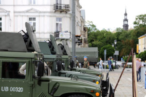 9.7.2016 Kielce. Drugi dzień pikniku na placu Wolności. W całym kraju odbywają się prezentacje sprzętu wojskowego, a okazją jest trwający w Warszawie szczyt NATO. / Wojciech Habdas / Radio Kielce