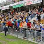 9.7.2016 Kielce. Na „Kolporter Arenie” kibicom, w nowych „złocisto – krwistych” strojach, zaprezentowali się piłkarze i sztab szkoleniowy Korony Kielce. / Wojciech Habdas / Radio Kielce