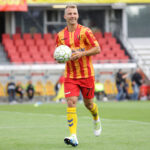 9.7.2016 Kielce. Na „Kolporter Arenie” kibicom, w nowych „złocisto – krwistych” strojach, zaprezentowali się piłkarze i sztab szkoleniowy Korony Kielce. Z numerem 77 - Michał Przybyła / Wojciech Habdas / Radio Kielce