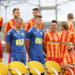 9.7.2016 Kielce. Na „Kolporter Arenie” kibicom, w nowych „złocisto – krwistych” strojach, zaprezentowali się piłkarze i sztab szkoleniowy Korony Kielce. / Wojciech Habdas / Radio Kielce