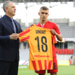 9.7.2016 Kielce. Na „Kolporter Arenie” kibicom, w nowych „złocisto – krwistych” strojach, zaprezentowali się piłkarze i sztab szkoleniowy Korony Kielce. Z numerem 18 - Adrian Uniat / Wojciech Habdas / Radio Kielce