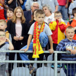 9.7.2016 Kielce. Na „Kolporter Arenie” kibicom, w nowych „złocisto – krwistych” strojach, zaprezentowali się piłkarze i sztab szkoleniowy Korony Kielce. / Wojciech Habdas / Radio Kielce