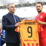9.7.2016 Kielce. Na „Kolporter Arenie” kibicom, w nowych „złocisto – krwistych” strojach, zaprezentowali się piłkarze i sztab szkoleniowy Korony Kielce. Z numerem 9 - Mariusz Rybicki / Wojciech Habdas / Radio Kielce