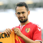 9.7.2016 Kielce. Na „Kolporter Arenie” kibicom, w nowych „złocisto – krwistych” strojach, zaprezentowali się piłkarze i sztab szkoleniowy Korony Kielce. Z numerem 9 - Mariusz Rybicki / Wojciech Habdas / Radio Kielce