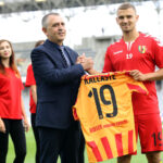 9.7.2016 Kielce. Na „Kolporter Arenie” kibicom, w nowych „złocisto – krwistych” strojach, zaprezentowali się piłkarze i sztab szkoleniowy Korony Kielce. Z numerem 19 - Ken Kallaste / Wojciech Habdas / Radio Kielce