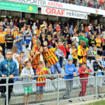 9.7.2016 Kielce. Na „Kolporter Arenie” kibicom, w nowych „złocisto – krwistych” strojach, zaprezentowali się piłkarze i sztab szkoleniowy Korony Kielce. / Wojciech Habdas / Radio Kielce