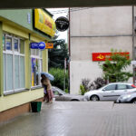 12.7.2016 Kielce. Przy ul. Zagórskiej zniknęła bariera dla niepełnosprawnych. Schodek przy jednym ze sklepów został zastąpiony podjazdem. / Wojciech Habdas / Radio Kielce