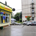 12.7.2016 Kielce. Przy ul. Zagórskiej zniknęła bariera dla niepełnosprawnych. Schodek przy jednym ze sklepów został zastąpiony podjazdem. / Wojciech Habdas / Radio Kielce