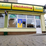 12.7.2016 Kielce. Przy ul. Zagórskiej zniknęła bariera dla niepełnosprawnych. Schodek przy jednym ze sklepów został zastąpiony podjazdem. / Wojciech Habdas / Radio Kielce