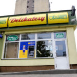 12.7.2016 Kielce. Przy ul. Zagórskiej zniknęła bariera dla niepełnosprawnych. Schodek przy jednym ze sklepów został zastąpiony podjazdem. / Wojciech Habdas / Radio Kielce