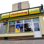 12.7.2016 Kielce. Przy ul. Zagórskiej zniknęła bariera dla niepełnosprawnych. Schodek przy jednym ze sklepów został zastąpiony podjazdem. / Wojciech Habdas / Radio Kielce