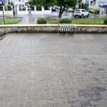 12.7.2016 Kielce. Przy ul. Zagórskiej zniknęła bariera dla niepełnosprawnych. Schodek przy jednym ze sklepów został zastąpiony podjazdem. / Wojciech Habdas / Radio Kielce