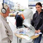 19.7.2016 Kielce. Słuchobus - kielczanie bezpłatnie badają słuch. / Wojciech Habdas / Radio Kielce
